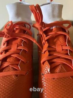 Nike Vapor Untouchable Pro 3 AO3021-118 Orange/White Men Size 9 Football Cleat translates to: Chaussure de football Nike Vapor Untouchable Pro 3 AO3021-118 Orange/Blanc pour homme, taille 9